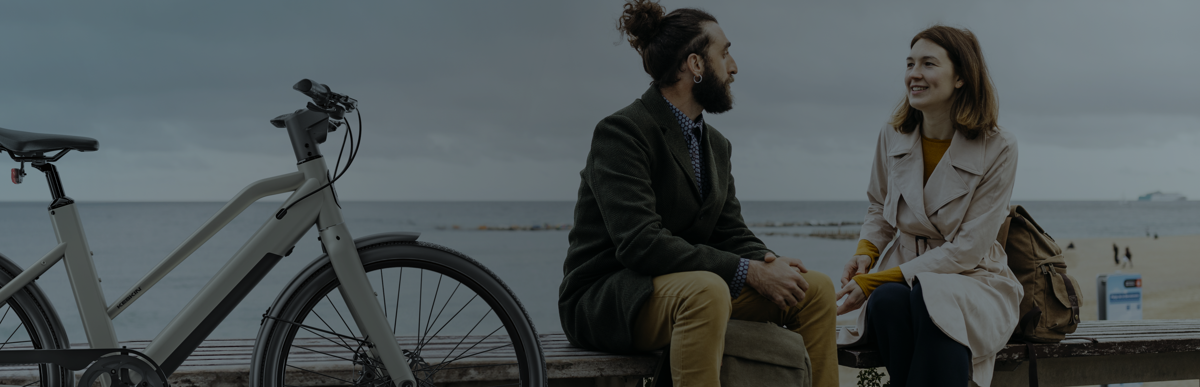 Frau und Mann entspannen am Meer neben einem Keskin E-Bike – kostenlos Probefahren, komfortable Motorunterstützung und JobRad Leasing Möglichkeit in Deutschland