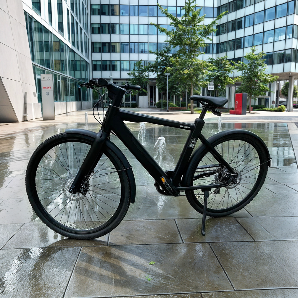 Keskin E-Bike vor einem Unternehmen geparkt – perfektes E-Bike für den täglichen Arbeitsweg und JobRad Leasing in Deutschland